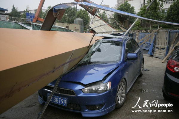 組圖：青島地鐵工地龍門(mén)吊倒塌 多車(chē)被砸司機(jī)死里逃生