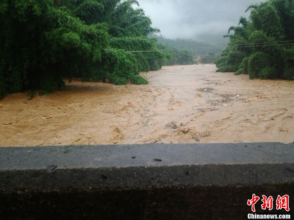 “蘇力”攜暴雨侵襲江西 贛南局地受淹嚴(yán)重