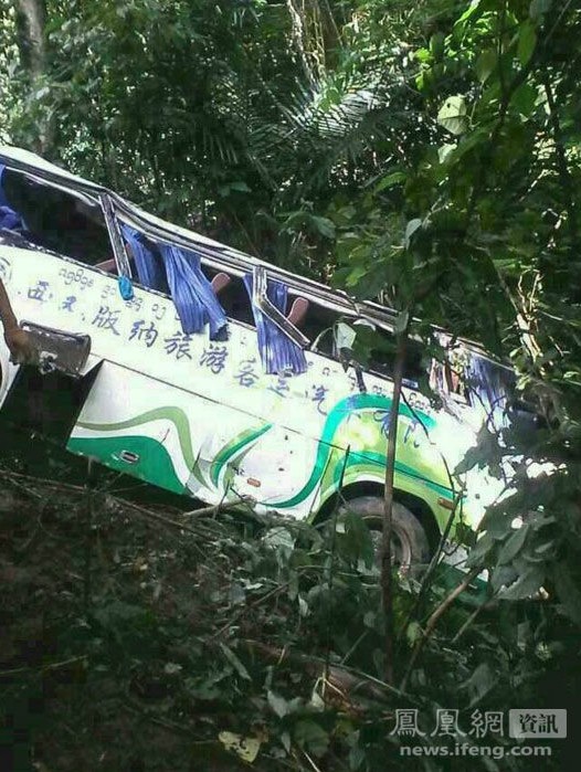 云南西雙版納1輛旅游大巴墜下山谷 已致8死