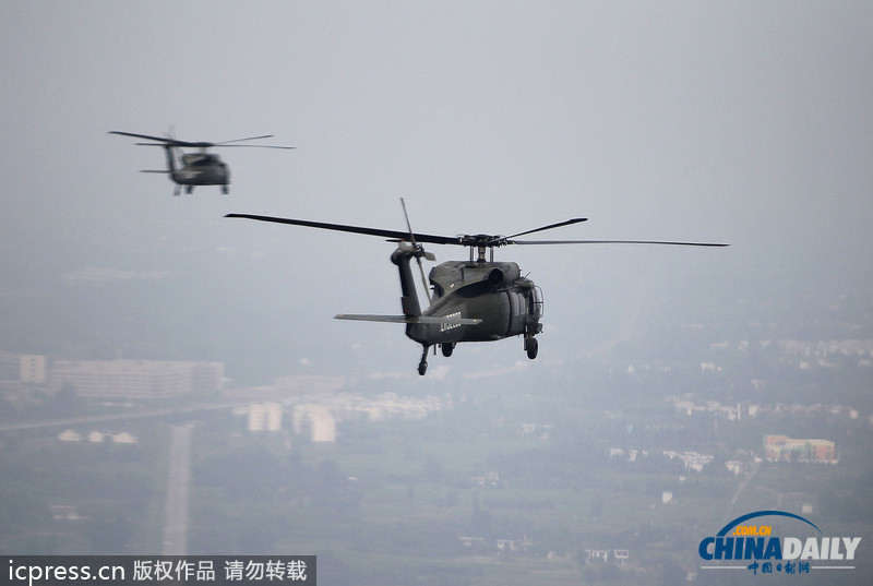 暴雨泥石流致汶川草坡鄉(xiāng)成孤島 直升機(jī)空投馳援