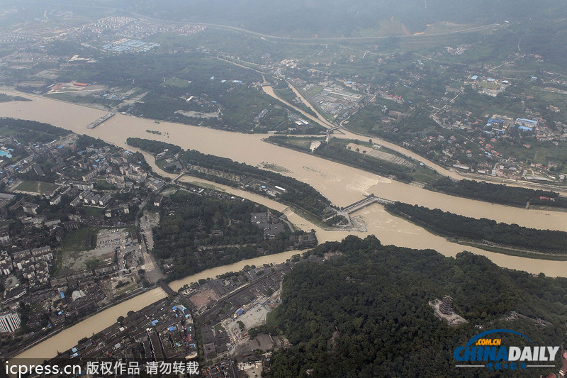 暴雨泥石流致汶川草坡鄉(xiāng)成孤島 直升機空投馳援