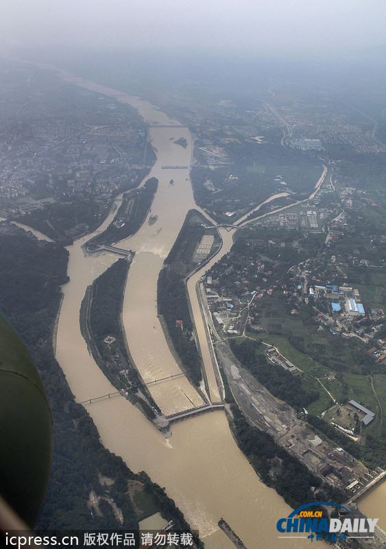 暴雨泥石流致汶川草坡鄉(xiāng)成孤島 直升機空投馳援