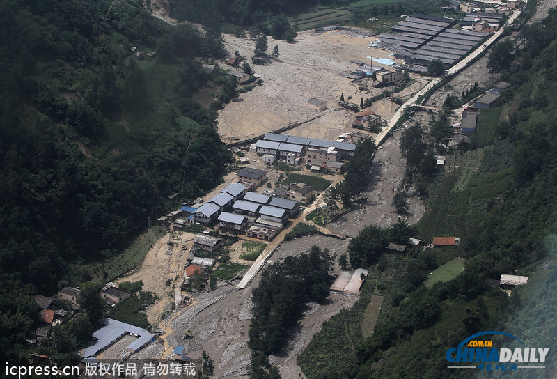 暴雨泥石流致汶川草坡鄉(xiāng)成孤島 直升機空投馳援