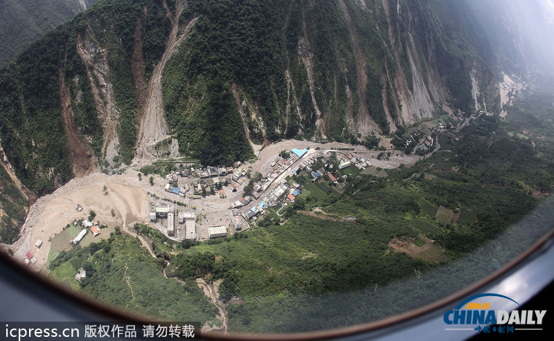 暴雨泥石流致汶川草坡鄉(xiāng)成孤島 直升機空投馳援
