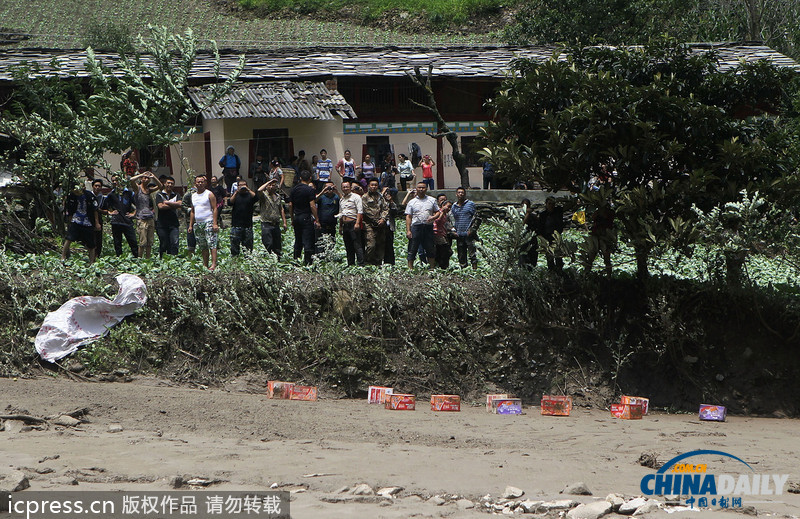 暴雨泥石流致汶川草坡鄉(xiāng)成孤島 直升機(jī)空投馳援