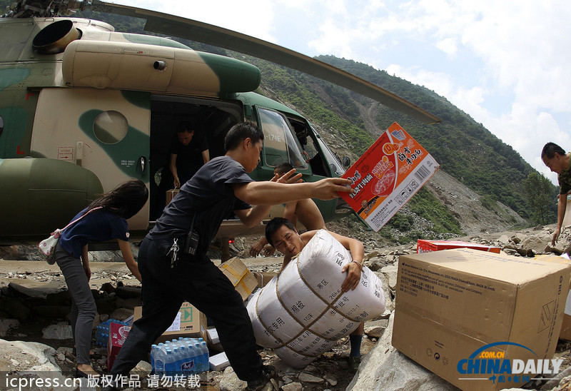 暴雨泥石流致汶川草坡鄉(xiāng)成孤島 直升機空投馳援