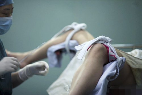 5位前男友不知誰(shuí)是孩兒爸陪同人流 揭秘少女人流現(xiàn)場(chǎng)(圖)