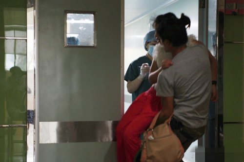 5位前男友不知誰是孩兒爸陪同人流 揭秘少女人流現(xiàn)場(圖)