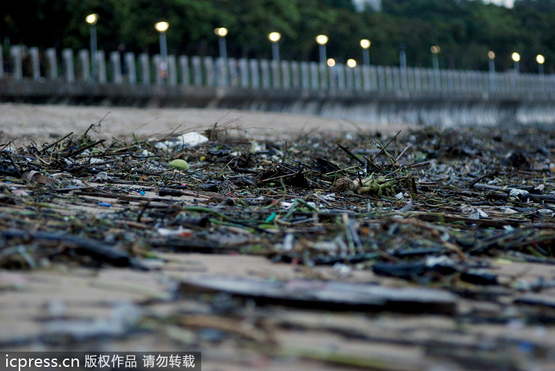 大批垃圾借臺(tái)風(fēng)蘇力“入侵”廈門(mén) 海灘變“垃圾場(chǎng)”