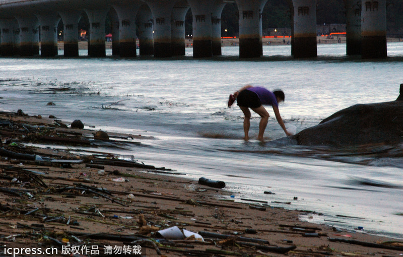 大批垃圾借臺(tái)風(fēng)蘇力“入侵”廈門 海灘變“垃圾場(chǎng)”
