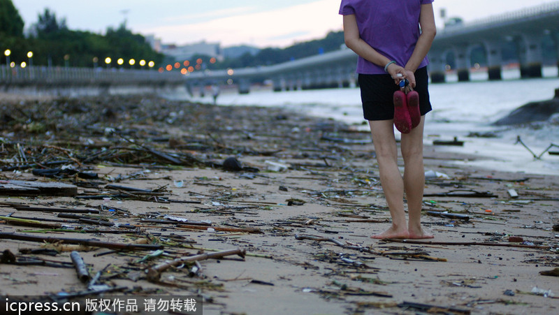 大批垃圾借臺風(fēng)蘇力“入侵”廈門 海灘變“垃圾場”