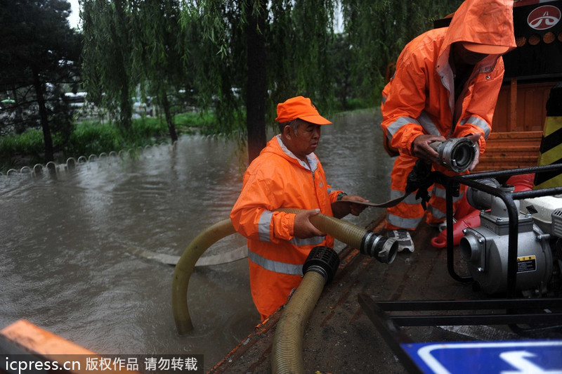 一場(chǎng)大雨又“看海” 北京天通苑北地鐵站南積水沒(méi)過(guò)膝蓋