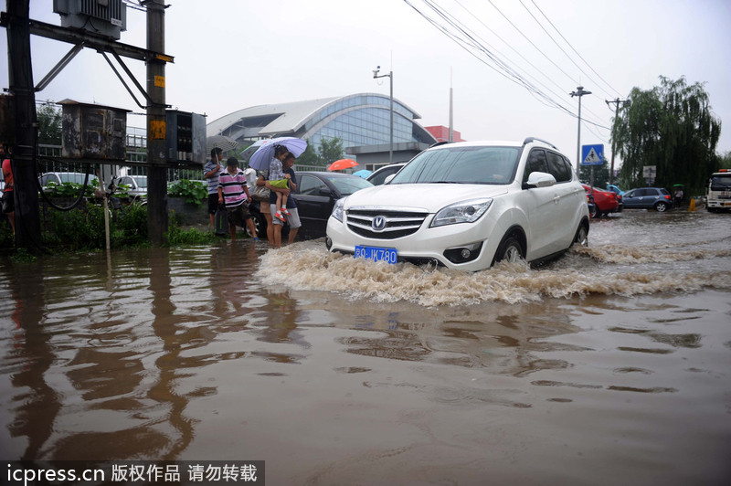 一場(chǎng)大雨又“看海” 北京天通苑北地鐵站南積水沒(méi)過(guò)膝蓋