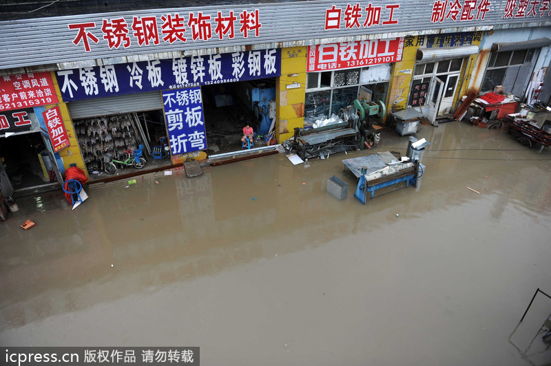 一場(chǎng)大雨又“看海” 北京天通苑北地鐵站南積水沒(méi)過(guò)膝蓋