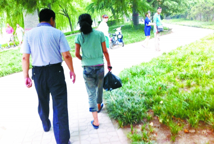 高清：鄭州街頭流浪少女不接受救助 面容姣好曾留學(xué)新加坡
