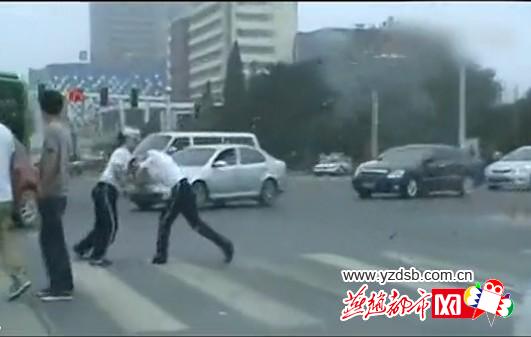 曝唐山兩名女交警馬路中央廝打(組圖)