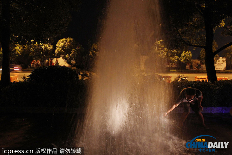 長(zhǎng)沙一水管爆裂驚現(xiàn)4米高水柱 市民趁勢(shì)洗澡