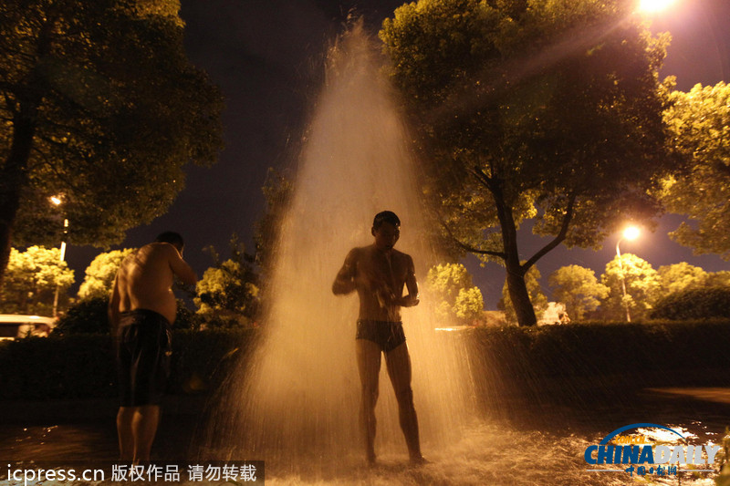 長沙一水管爆裂驚現(xiàn)4米高水柱 市民趁勢(shì)洗澡