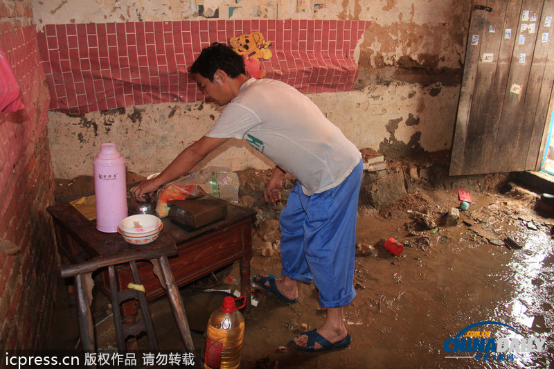 湖北鄖縣遭強(qiáng)降雨：房屋被毀雞場(chǎng)被淹 死雞尸體堆滿地