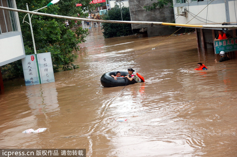 四川閬中：洪水來臨房屋被淹 汽車內(nèi)胎充當(dāng)“諾亞方舟”