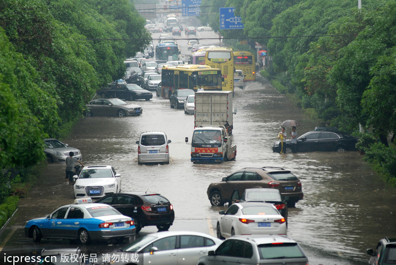臺(tái)風(fēng)西馬侖登陸 廈門一夜間變澤國(guó)