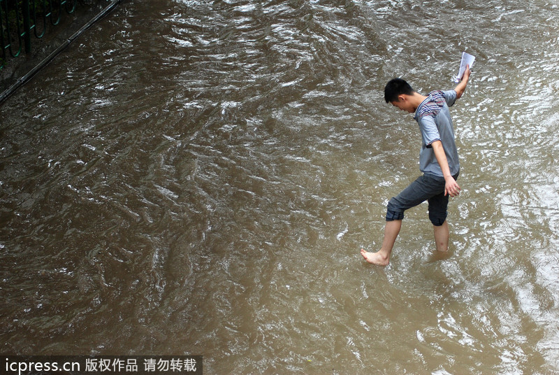 臺風(fēng)西馬侖登陸 廈門一夜間變澤國