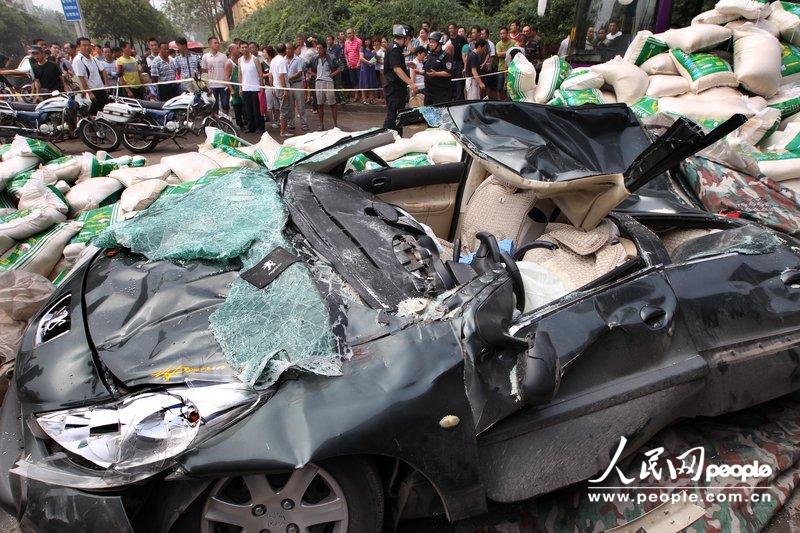 高清：河南大貨車側(cè)翻壓癟小轎車 女車主奇跡生還