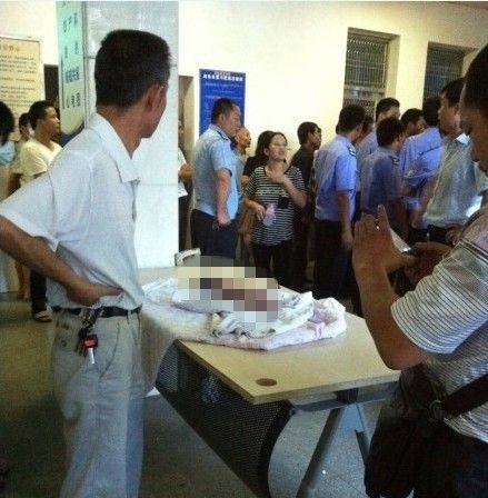 泉州嬰兒疑在醫(yī)院保溫箱被烤死 院方稱死于感染（圖）