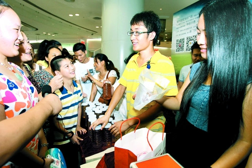 帳篷男孩鄭州賣蜂蜜掙學(xué)費(fèi) 市民6小時搶購千余斤