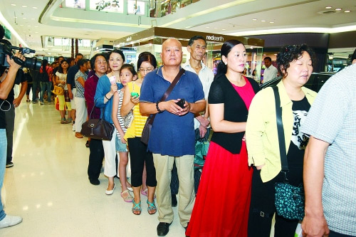 帳篷男孩鄭州賣蜂蜜掙學(xué)費 市民6小時搶購千余斤