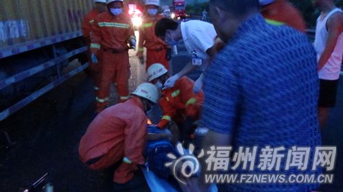 沈海高速連江段凌晨?jī)韶涇囎肺病∫凰緳C(jī)不幸殞命