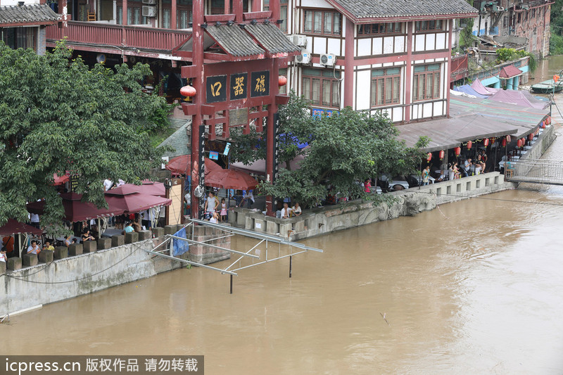 洪峰襲重慶 古鎮(zhèn)被水淹