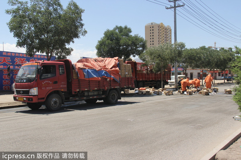 甘肅：50余箱強(qiáng)酸倒貨過程中掉落泄漏 消防緊急處置