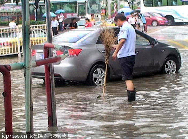 大雨襲城 南京橋北客運站前一片汪洋