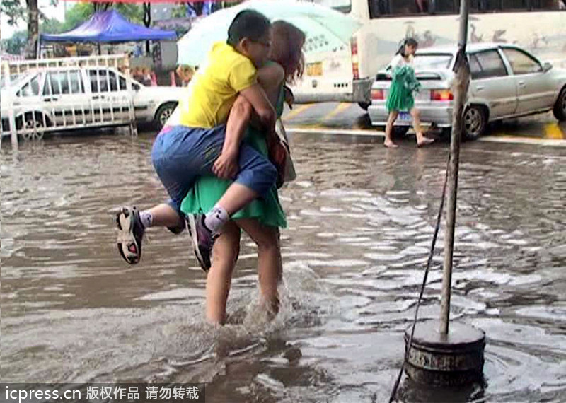 大雨襲城 南京橋北客運站前一片汪洋
