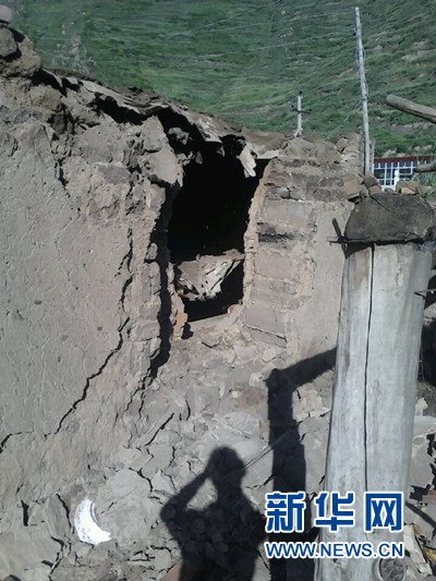 記者進入甘肅地震重災(zāi)區(qū) 小鎮(zhèn)死傷嚴重房裂墻塌