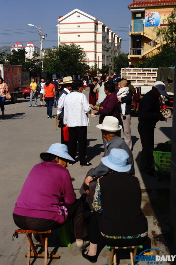 甘肅岷縣漳縣交界發(fā)生6.6級(jí)地震 居民室外避險(xiǎn)