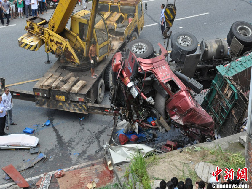 高清：浙江浦江發(fā)生重大車禍 貨車撞倒8輛車致8死多傷