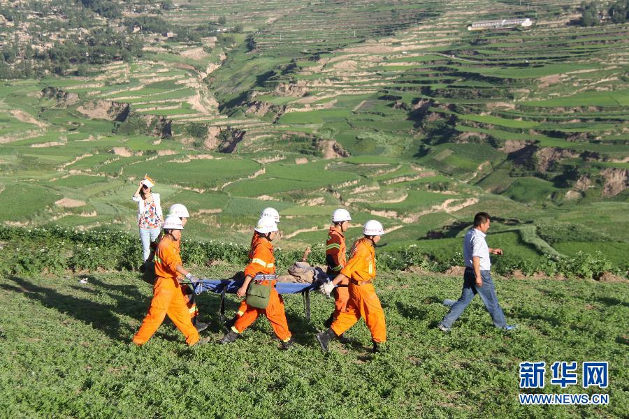 直擊岷縣地震震中千人“挖山”大搜救