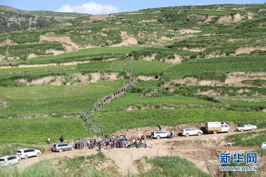 直擊岷縣地震震中千人“挖山”大搜救
