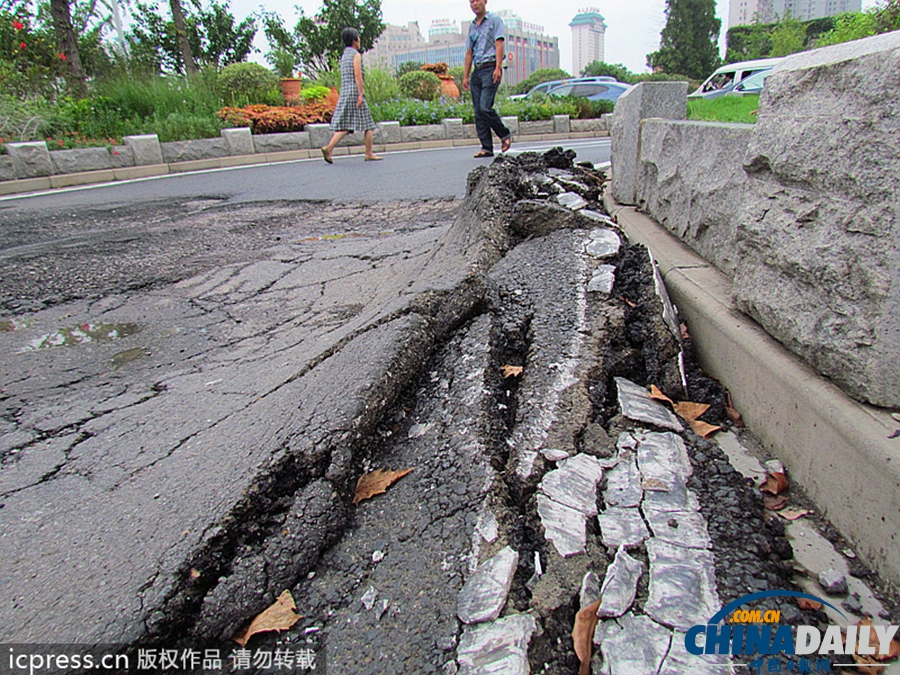 南京連日高溫 市內(nèi)道路被曬成“波浪路”