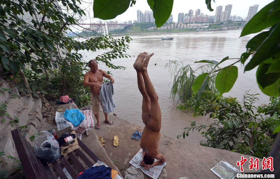 探訪(fǎng)重慶裸泳灘