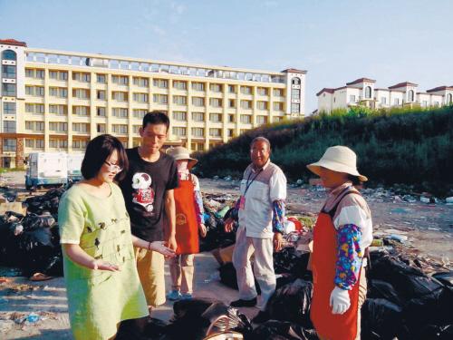 裸婚定情鉆戒被當(dāng)垃圾扔掉 夫妻上百斤垃圾中扒回