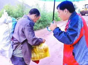 甘肅岷縣震后降大雨災(zāi)區(qū)斷路 災(zāi)民需要更多帳篷