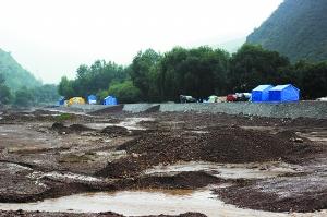 甘肅岷縣震后降大雨災(zāi)區(qū)斷路 災(zāi)民需要更多帳篷