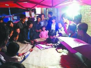甘肅岷縣震后降大雨災(zāi)區(qū)斷路 災(zāi)民需要更多帳篷