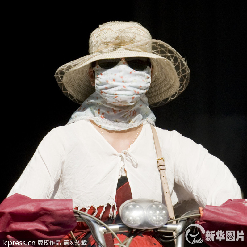 40.4℃高溫破紀(jì)錄 杭州市民全副武裝眾生相