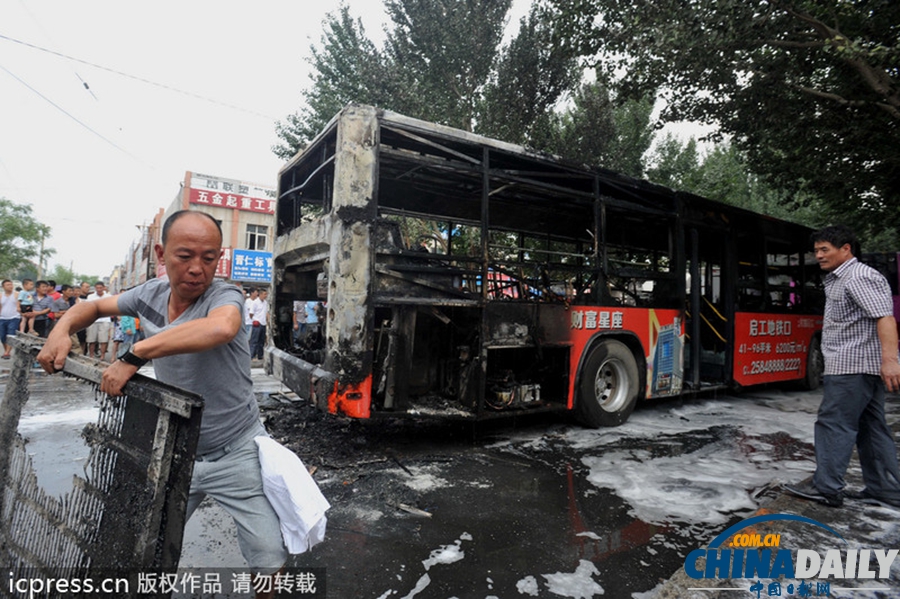 沈陽(yáng)240路公交車發(fā)生自燃 路人紛紛協(xié)助滅火