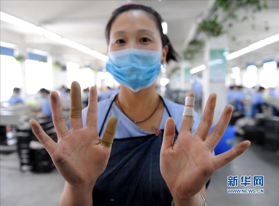 探訪鄭州公交點(diǎn)鈔流水線(xiàn)：數(shù)錢(qián)數(shù)到手抽筋