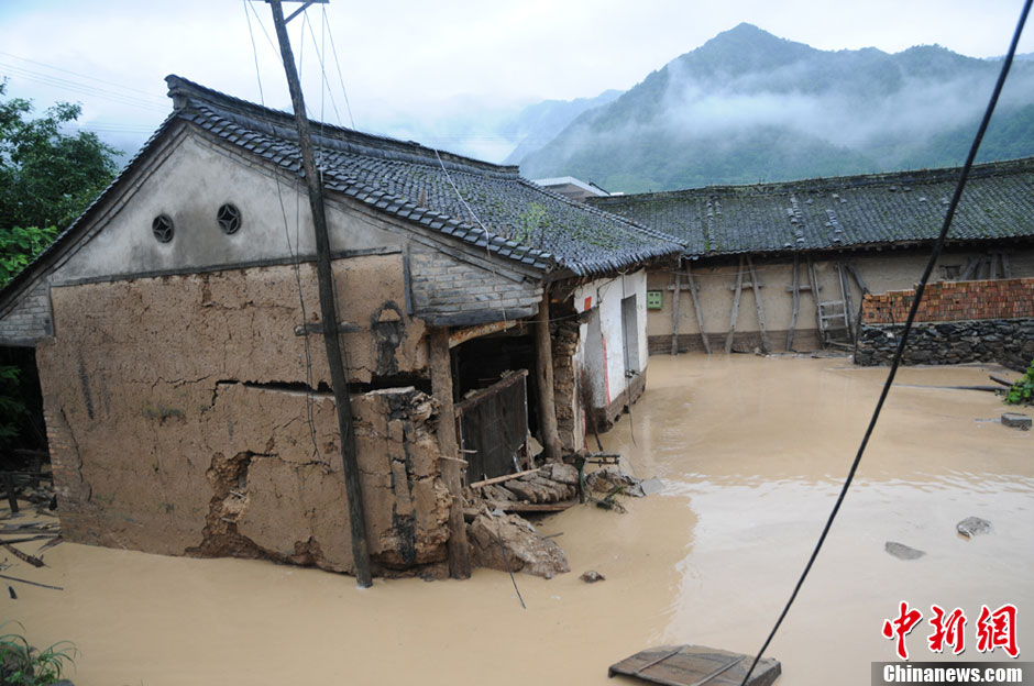 甘肅徽縣遭遇強降雨襲擊發(fā)生洪災(zāi) 國道被沖毀